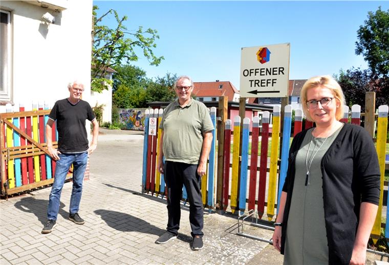 Sie planen neue Projekte fürs Mehrgenerationenhaus: Stefan Schreiber (links) und Anja Danowski, die beiden Leiter der Einrichtung, sowie Albert Mumme, Vorsitzender des Senioren- und Behindertenbeirats der Stadt Nordenham.