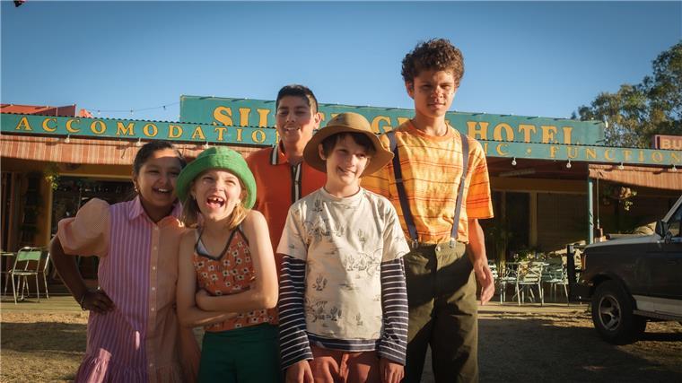 Erstes großes Filmabenteuer: Diese 14-Jährige dreht an der Seite echter Kängurus Fünf Kinder in Australien. Sie scheinen eine gute Zeit zu haben: Caspar (Yalyal Hick, links) und die Kinder in Silver Gum.