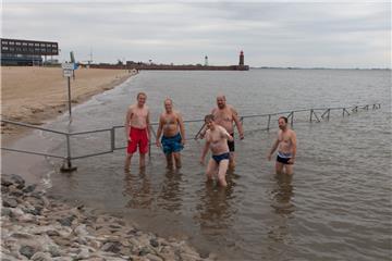 Sie schwammen gegen das Badeverbot im Weserstrandbad an: (von links) Hauke Hilz und Jens Grotelüschen von der FDP sowie Jürgen Pantke, Alexander Manardo-Hinüber und Harm Ahlers von den Weserschwimmern. 