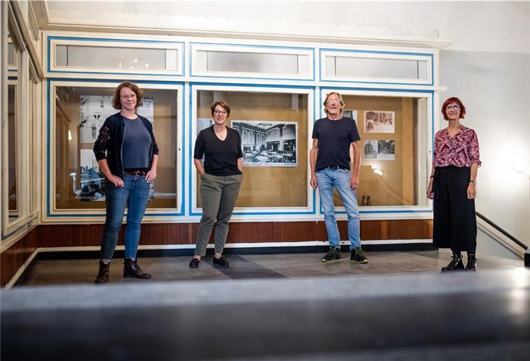 Aufgeweckt aus dem Dornröschenschlaf Sie sehnen sich alle nach Kultur und freuen sich darüber, dass die Sehnsucht die unterschiedlichsten Veranstaltungen zusammenbringt: Annika Jaeger (Kulturamt, von links), Kulturamtsleiterin Dorothee Starke, Robert Worden (ArtSpace) und Juliane Lenssen (Das letzte Kleinod). Foto: Hartmann
