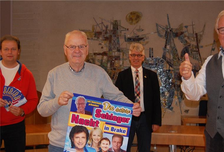 Sie setzen darauf, dass die Schlagernacht am 30. Juli 2021 in der Braker Großsporthalle stattfinden kann (von links): Veranstalter und Sänger Sanny, Manfred Brau als einer der Ticketanbieter, Bürgermeister Michael Kurz und Moderator Lutz Ackermann.