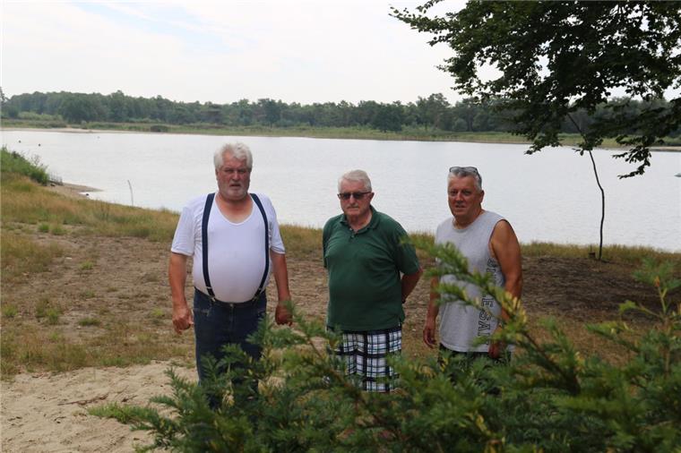 Sie setzen sich für eine intakte Umwelt am Wollingster See ein (von links): Heino Runge (Förderverein) sowie Gerold Heins und Uwe Ehlert (beide Umwelt- und Angelverein).