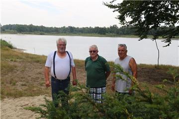 Sie setzen sich für eine intakte Umwelt am Wollingster See ein (von links): Heino Runge (Förderverein) sowie Gerold Heins und Uwe Ehlert (beide Umwelt- und Angelverein).