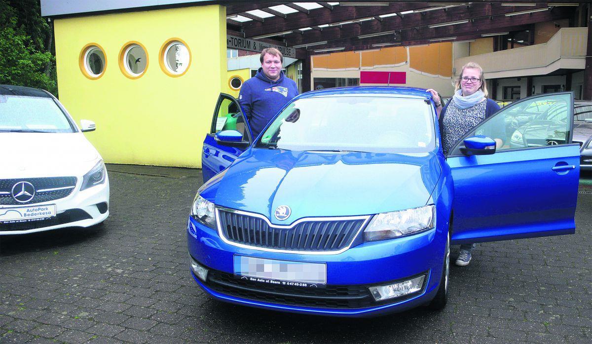 Diesel-Autos im Cuxland: Die Menschen sind verunsichert Sie sind bekennende Diesel-Fahrer: Rena Käsler und ihr Freund René Wiesner. Erst vor kurzem brauste die 25-Jährige mit einem Diesel vom Hof.
