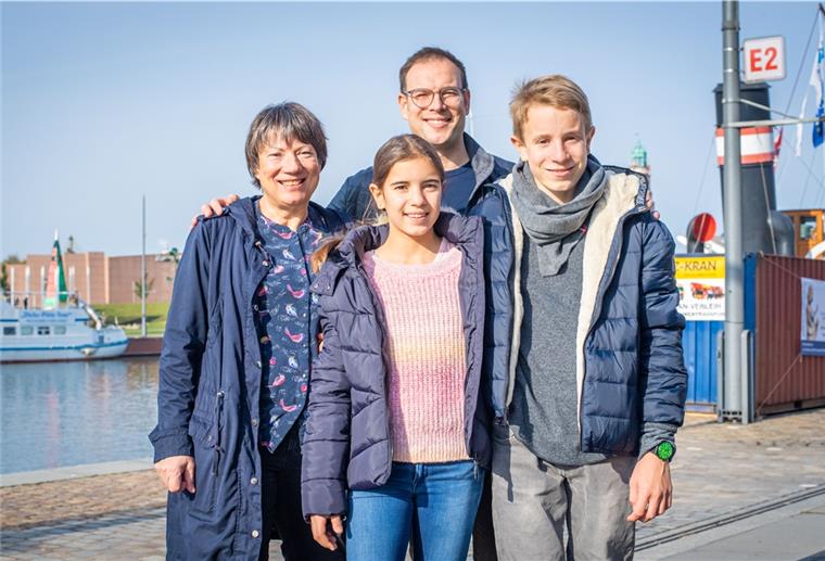 Sie sind die Familie des 1973 ausgewanderten Jugoslawn Franjo Spahic: Sein Sohn Marinko, sein Enkel Samuel, Ehefrau Susanne und Enkelin Olivia spazieren gern an der Kaje des Neuen Hafens entlang, an der nicht nur einst Spahics erster Arbeitsplatz war, sondern inzwischen auch das Auswandererhaus unter anderem seine Geschichte erzählt. Franjo Spahic ist 2016 verstorben. Sein Foto an der DAH-Fassade wird künftig an ihn erinnern.