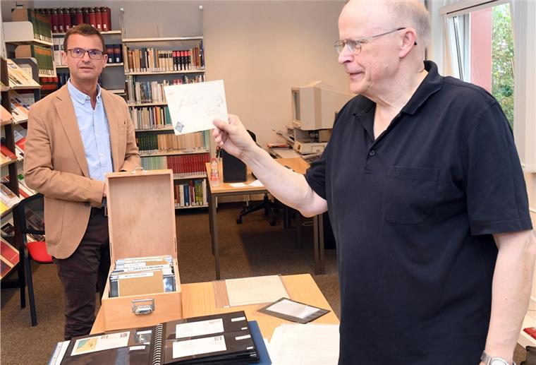 Sie sind froh, die historische Sammlung von Hartwig Wiest erhalten zu können: Michael Frost und Dr. Dieter Riemer. 