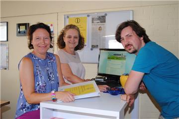 Sie sind gut ausgerüstet: Birthe Schindler (l.) und Claudia Klimek sowie alle weiteren Mitarbeiter des Bürgermarkts geben Auskunft am neu eingerichteten Mobiliätspunkt. Hier informiert sich Nils Ando aus Bremen. 