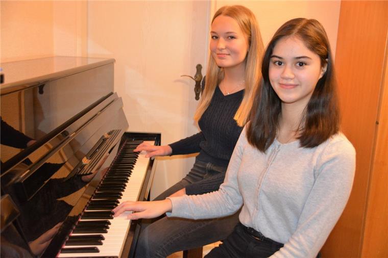 Sie sind guter Dinge und gründlich vorbereitet auf den Wettbewerb: Klarissa Puschnus (vorne) und Leonie Blanck freuen sich auf ihren Auftritt beim Regionalwettbewerb „Jugend musiziert“. 