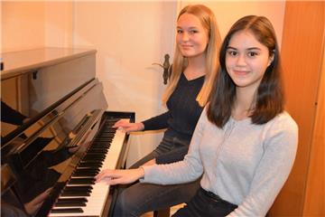 Sie sind guter Dinge und gründlich vorbereitet auf den Wettbewerb: Klarissa Puschnus (vorne) und Leonie Blanck freuen sich auf ihren Auftritt beim Regionalwettbewerb „Jugend musiziert“. 