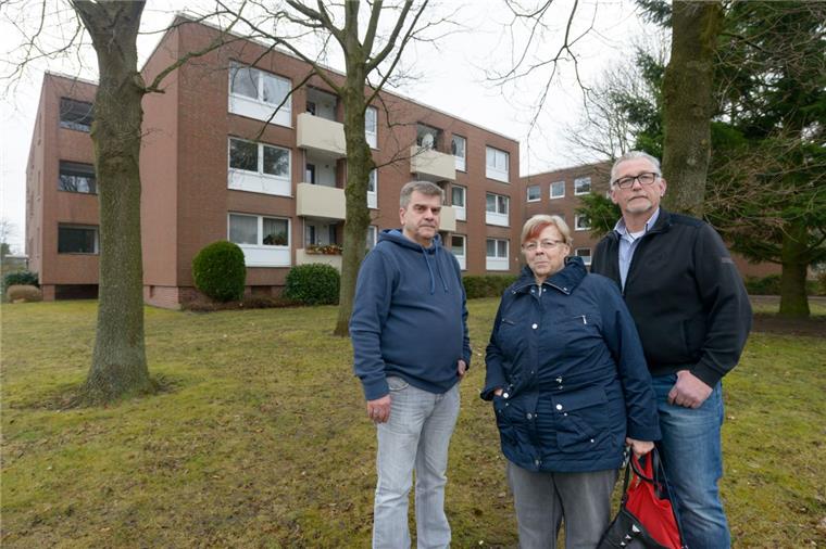 Vermieter hat nicht gezahlt: SWB droht in Surheide mit Versorgungssperre Sie sind sauer: Ottfried Walter, Helma Krüger und Jens Sinteck (von links) – drei von 48 Mietern an der Carsten-Lübben-Straße 133 in Surheide droht die Versorgungssperre, weil ihr Vermieter wohl nicht gezahlt hat.