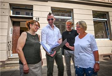 Sie sind „verknallt“ in den Altbau Adolfstraße 12: Kathrin Sager und Sascha Jahn aus Lübeck sanieren das Haus gerade, zur Freude von Denkmalschützer Olaf Mahnken und der Alt-Leherin Anne Bönig, die hier mal gelebt hat.
