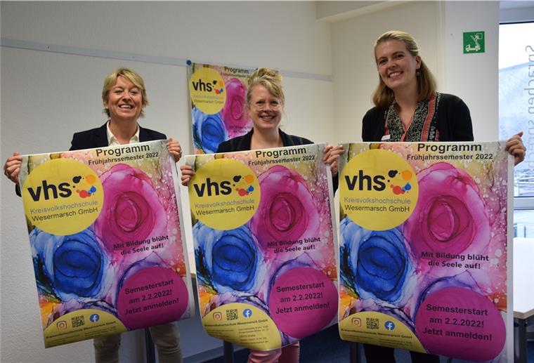 Sie sind zufrieden mit dem Programm der Kreisvolkshochschule Wesermarsch für das kommende Frühjahr: Geschäftsführerin Ulrike Michalzik (von links), die stellvertretende Leiterin Dr. Claudia Schütze und die neue Fachbereichsleiterin Monika van Büren.Reim