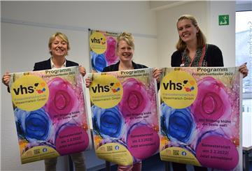 Sie sind zufrieden mit dem Programm der Kreisvolkshochschule Wesermarsch für das kommende Frühjahr: Geschäftsführerin Ulrike Michalzik (von links), die stellvertretende Leiterin Dr. Claudia Schütze und die neue Fachbereichsleiterin Monika van Büren.Reim