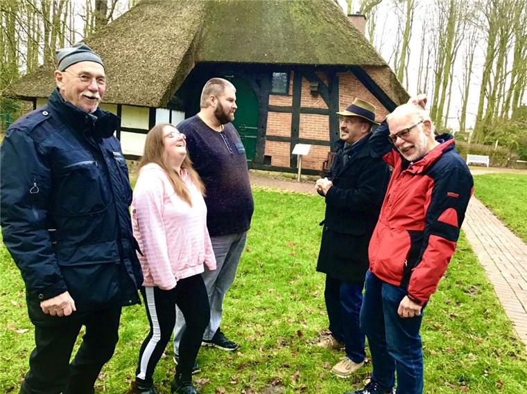 Sie stehen in den Startlöchern: Die neu eingestellten Verwalter Jenny und Steven Stetler (Mitte) wollen auf dem Geesthof für mehr Leben sorgen. Doch der Vorstand des Bauernhausvereins (links: Peter Hebel, rechts: Ditmar Richter und Werner Brischke) liegt mit den bisherigen Verwaltern im Rechtsstreit. 