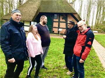 Sie stehen in den Startlöchern: Die neu eingestellten Verwalter Jenny und Steven Stetler (Mitte) wollen auf dem Geesthof für mehr Leben sorgen. Doch der Vorstand des Bauernhausvereins (links: Peter Hebel, rechts: Ditmar Richter und Werner Brischke) liegt mit den bisherigen Verwaltern im Rechtsstreit. 