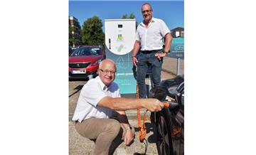 Sie stellten die neue Ladesäule auf dem Jahnparkplatz vor: Tönjes Itgen (vorn), Mobilitätsbeauftragter des Energieversorgers EWE, und Bert Freese, allgemeiner Vertreter des Nordenhamer Bürgermeisters.