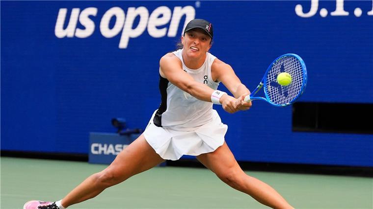 Sie streckte sich diesmal vergeblich - Iga Swiatek unterlag anders als im Wimbledon-Endspiel Amanda Anisimova.