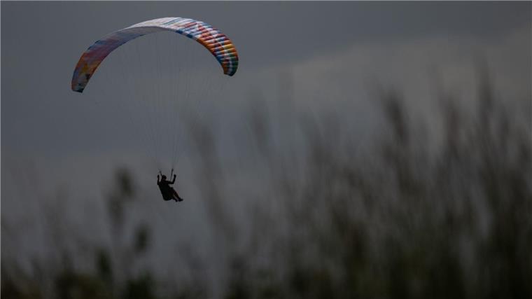 Frau stirbt bei Gleitschirmflug in Österreich Sie stürzte aus rund zehn Metern Höhe zu Boden. (Symbolbild)
