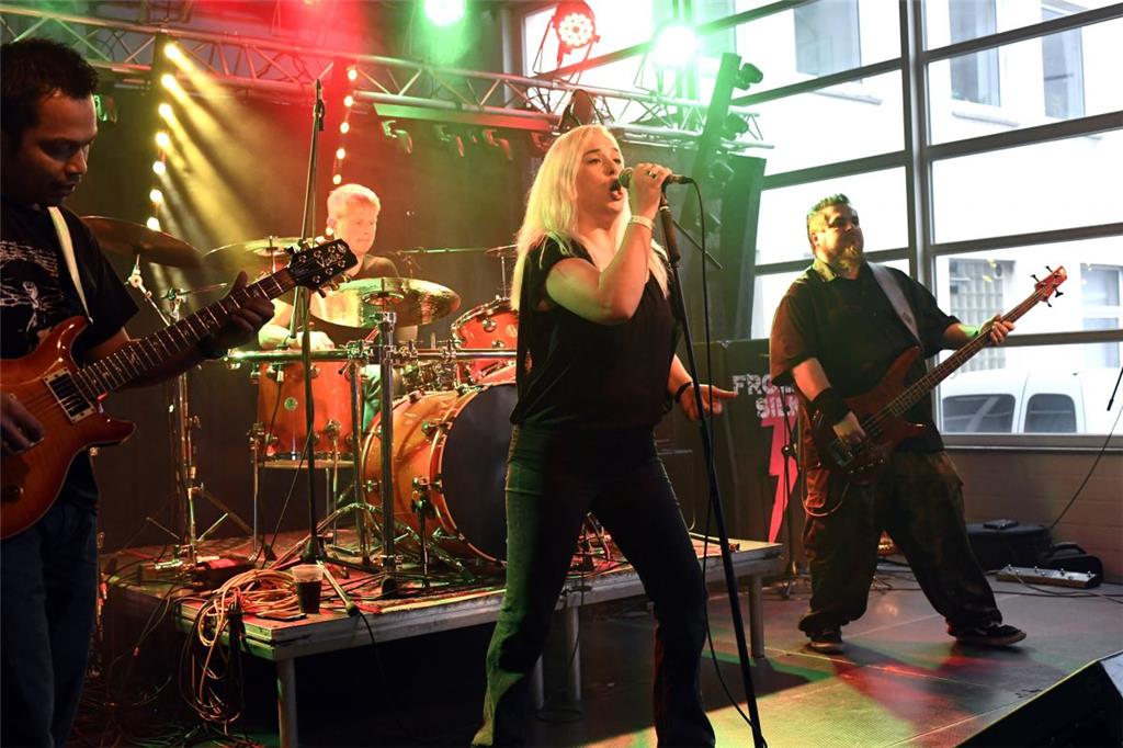 Sie taten alles dafür, zum Deichbrand zu fahren. Der Alternative-Rock-Sound von Frozen Silk aus Bremerhaven und Bad Bederkesa überzeugte am Ende die Jury des nord24-Bandcontests.