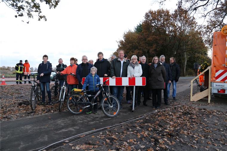 Freie Fahrt auf neuem Radweg Sie tragen die Absperrung zur Seite und geben den Weg am Freitagnachmittag frei (von links): Bürgermeister Ulf Voigts (parteilos), Landesbehörden-Geschäftsbereichsleiter Hans-Jürgen Haase, SPD-Landtagsabgeordneter Uwe Santjer und CDU-Landtagsabgeordnete Astrid Vockert.