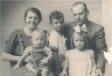 Sie überlebten und waren dennoh Opfer der Nazis: Frieda, Selma, Henry, Max und Carla Wolff flohen nach Kolumbien, wo die beiden Töchter geboren wurden. Viele andere hatten nicht so viel Glück.