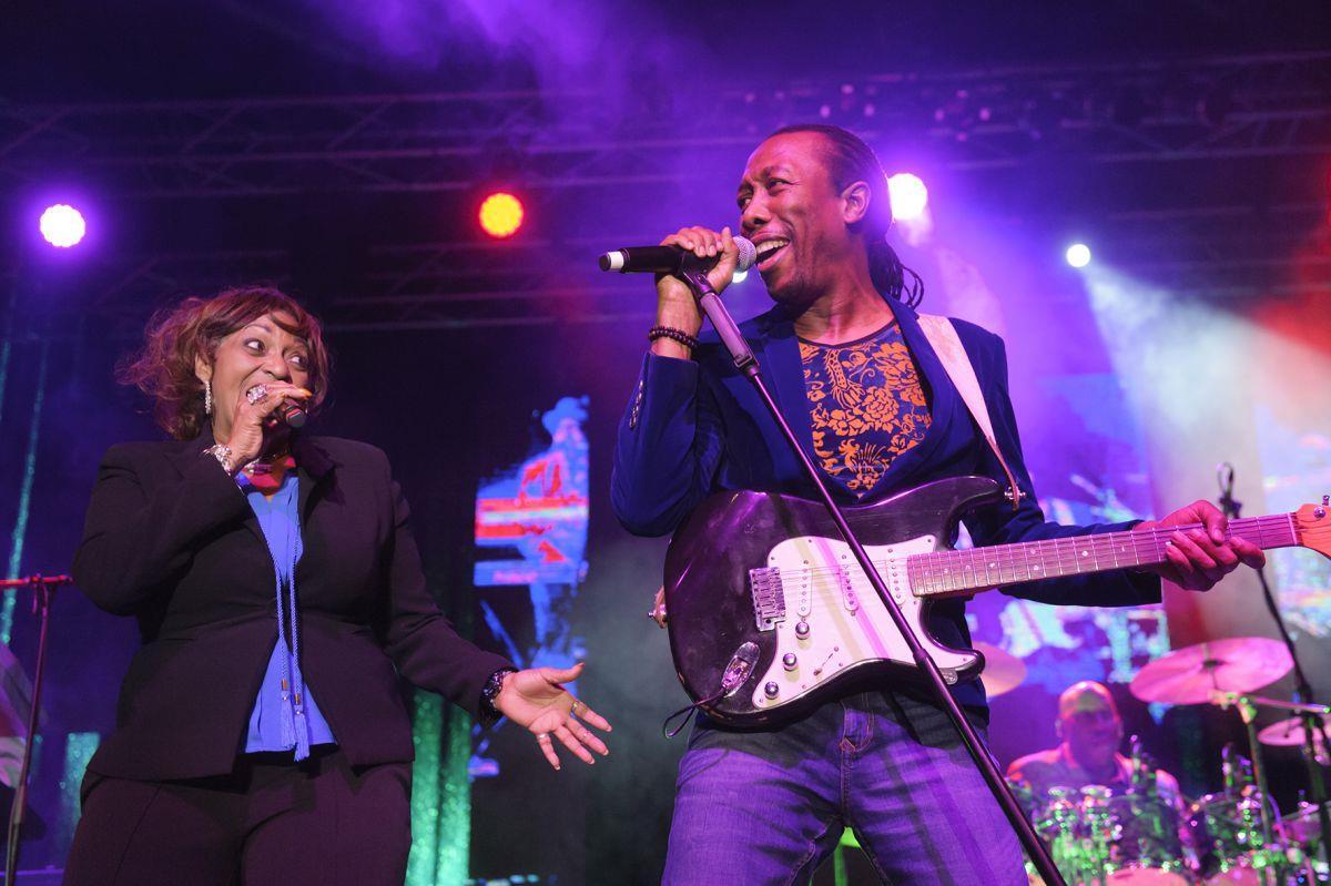 Die besten Bilder: Begeisterte Fans beim Soulfood Festival in der Stadthalle Sie überzeugten die Fans beim Soulfood Festival auf ganzer Linie: Midnight Star wurden extra für diesen Auftritt aus den USA eingeflogen.