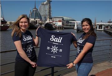 Sie wären bei der Sail dabei gewesen: Die NZ-Mitarbeiterinnen Vivien Lütjen und Shirin Bajrami bedauern die Absage des Windjammerfestivals. Die Sail-T-Shirts wollen sie aber trotzdem tragen.