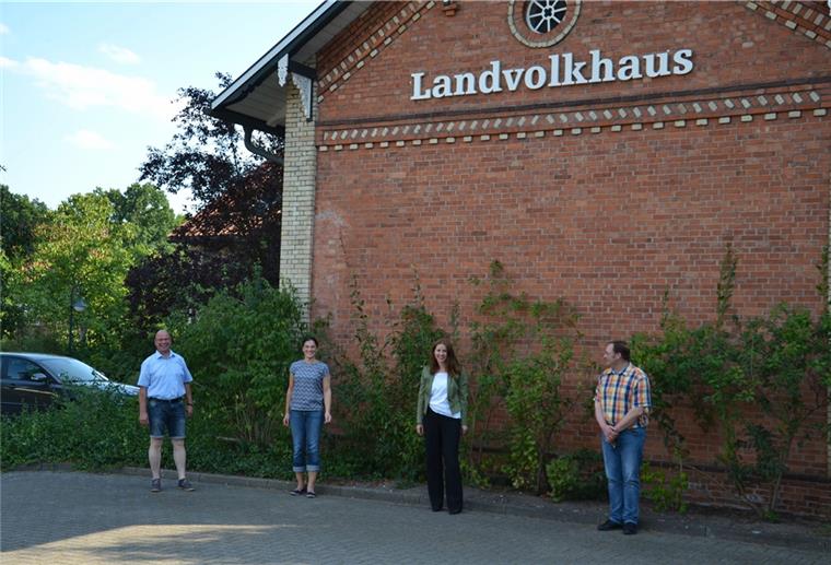Landvolkverband steht zu Zeven Sie wahren Distanz zueinander – allerdings nur wegen Corona. Zevens Landvolkvorsitzender Andreas Heins (links) und der langjährige Geschäftsführer der Steuerberatungsgesellschaft LVBZ, André Geils (rechts), rahmen Dr. Diane Wischner-Pingel (Zweite von links), die die Geschäftsführung des Zevener Landvolkverbandes übernommen hat, und Antje Smidt, die die Rechtsberatung in Zeven leistet, ein. Im Hintergrund das Zevener Landvolkhaus, von dem es gerüchteweise hieß, es werde geschlossen.