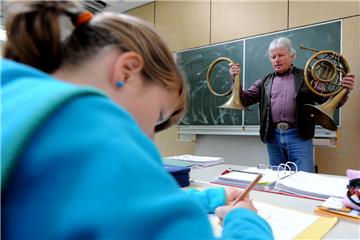 Sie werden gebraucht, weil sie’s können: Wegen des starken Lehrermangels sind Pensionäre an den Schulen wieder gefragt. 