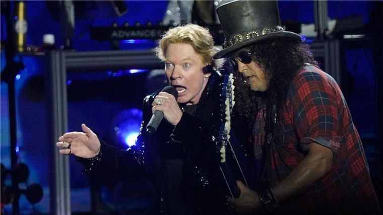 Sie werden Wacken rocken: Axl Rose (l) und Gitarrist Slash von der Band Guns N‘ Roses. (Archivbild)