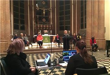 Sie wirbeln oft rund um die Uhr, mitten im Strudel der Krise: Frauen. Expertinnen aus Kirche, Erziehung, Politik und Arbeitsmarktpolitik sehen Frauen derzeit in großer Gefahr und beziehen in der Christuskirche öffentlich und im Live-Chat Stellung zur Lage.