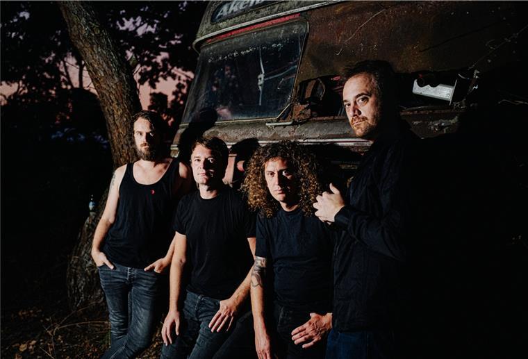 Sie wollen am Sonnabend vor der Stadthalle ordentlich abrocken: Johannes Madsen (von links), Sebastian Madsen, Niko Maurer und Sascha Madsen von der Band Madsen.