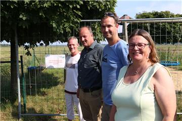 Sie wollen, dass der Spielplatz wieder freigegeben wird (von links): Erwin Krüger, Sandstedts Ortsvorsteher Falko Wahls-Seedorff (CDU), Jan Hoormann und Annette Krüger.  