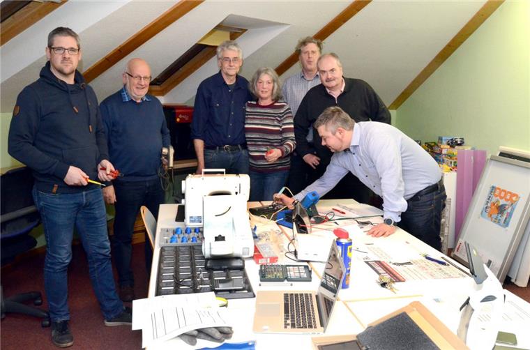 Sie wollen in der Düne4 in Loxstedt ein Repair-Café eröffnen: Jochen Luitjens (von links). Peter Michaelis, Michael Peeper, Christa Henken-Peeper, Mathias Hillmann, Holger Kreft und Michael Nährig.