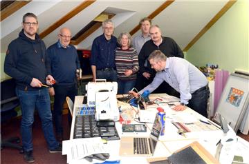 Sie wollen in der Düne4 in Loxstedt ein Repair-Café eröffnen: Jochen Luitjens (von links). Peter Michaelis, Michael Peeper, Christa Henken-Peeper, Mathias Hillmann, Holger Kreft und Michael Nährig.