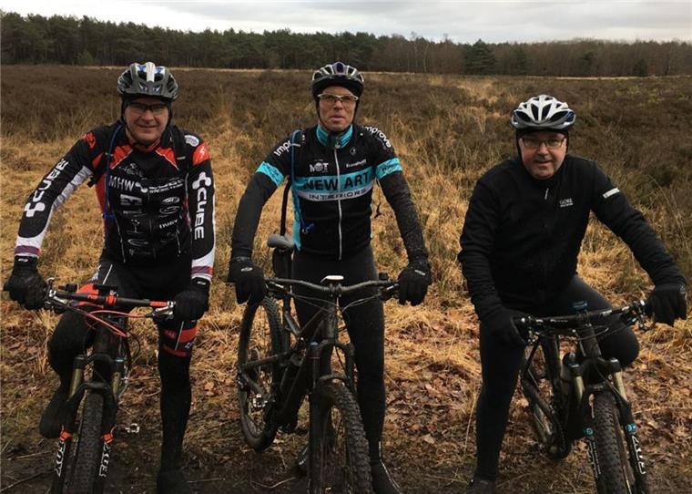 Zeven: Sie wollen mit dem Rad 600 Kilometer durch Uganda fahren Sie wollen mit dem Fahrrad 600 Kilometer durch Uganda fahren: Der ehemalige Zevener Erwin Krijnen (46) (von links), Rob Hendriks (46) und Ronald van Aart (54) nehmen im Juni an der Spendenaktion „Africa Classic“ teil.