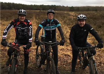Sie wollen mit dem Fahrrad 600 Kilometer durch Uganda fahren: Der ehemalige Zevener Erwin Krijnen (46) (von links), Rob Hendriks (46) und Ronald van Aart (54) nehmen im Juni an der Spendenaktion „Africa Classic“ teil.