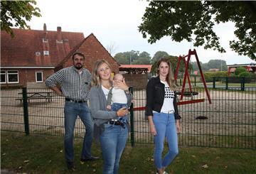 Sie wünschen sich einen richtigen Spielplatz für die Kinder in Wellen (von links): Helge Tienken, Mailin Kortegast und Sarah Böttjer.