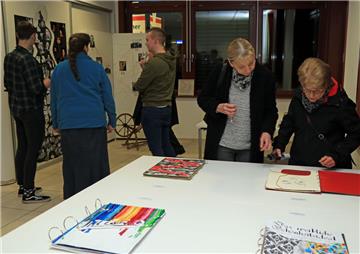 Sie zeigt ganz unterschiedliche Themen, die in Kunstbüchern sowie Installationen umgesetzt wurden und beim Publikum auf großes Interesse stießen.