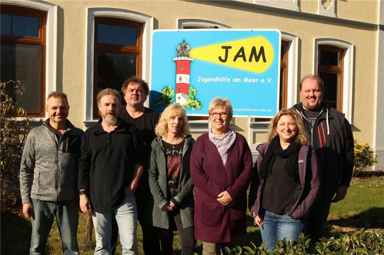 Diese Einrichtung in Stollhamm gibt Kindern eine Chance Sieben Betreuer kümmern sich bei der Jugendhilfe am Meer um derzeit 32 Kinder und Jugendliche: (von links) Valeriy Gulevskyy, Harald Engling, Bernd Hohn, Silvia Kieselhorst, Heide Wieting, Nicole Petershagen und Ralf Hohn.