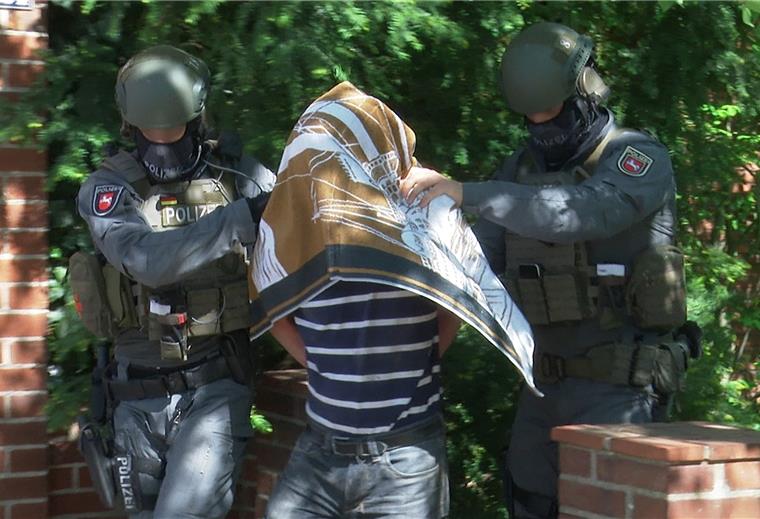 Tod vorgetäuscht: Kieler will Versicherung abzocken Sieben Monate nach seinem vermeintlichen Ertrinken in der Ostsee haben Ermittler den 52-jährigen Kieler ausfindig gemacht.