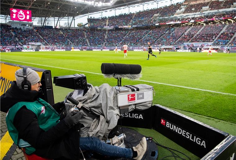 Amazon sichert sich weitere Bundesliga-Rechte Sieben Punktspiele der Bundesliga und vier Relegationsspiele der ablaufenden Saison werden bei Amazon Prime und DAZN gezeigt.