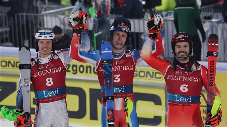 Sieger Clement Noel (Mitte) jubelt mit dem zweitplatzierten Henrik Kristoffersen (links) und Loic Meillard.