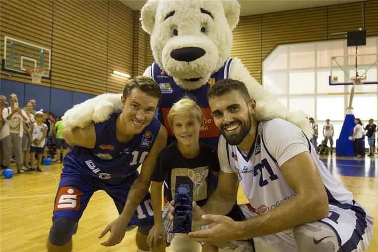 Sieger im Dunking Contest: Harper Kamp mit seinen "Assistenten" Jordan Hulls und einen Jungen aus dem Publikum.