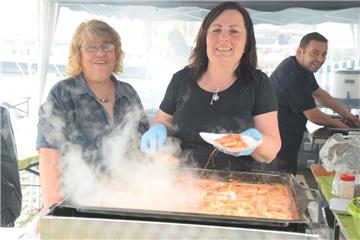 Siegerehrung bei der Fisch-Grillmeisterschaft: 1. Platz:    Bodes & Friends; 2.	...