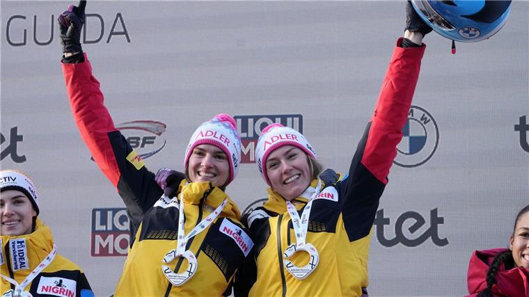 Nolte gewinnt auch zweites Zweierbob-Rennen der Saison Siegerin Laura Nolte (r) und Neele Schuten aus Deutschland jubeln bei der Siegerehrung. Auch diesmal gewann Nolte, allerdings mit einer neuen Anschieberin.