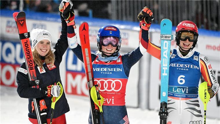 Siegerin Mikaela Shiffrin (Mitte), Katharina Liensberger (links) und Lena Dürr auf Platz drei (rechts) jubeln in Levi.
