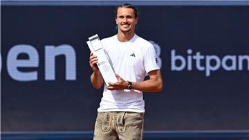 Siegerpose mit Lederhose: Alexander Zverev gewinnt in München.