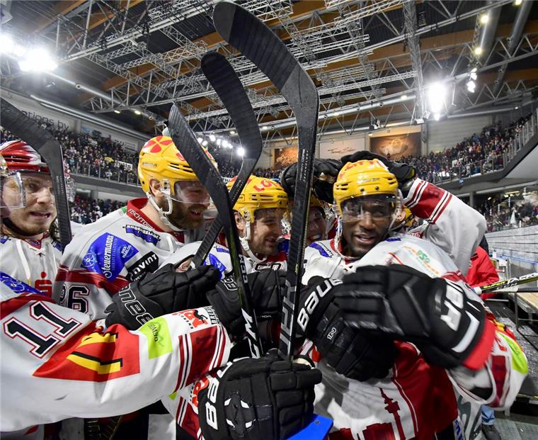 Pinguins wollen mit den Fans im Rücken nun ins Viertelfinale Siegesjubel in der 100. Spielminute um Torschütze Max Fortunas (ganz rechts).