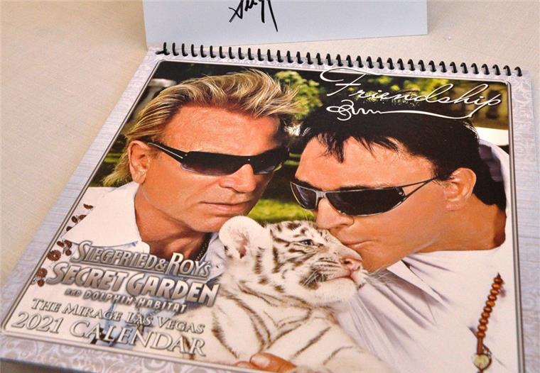 Siegfried schickt Post aus Las Vegas nach Nordenham Siegfried hat den von Roy gestalteten Kalender für 2021 nach Nordenham geschickt, sehr zur Freude von Ilse Maas.